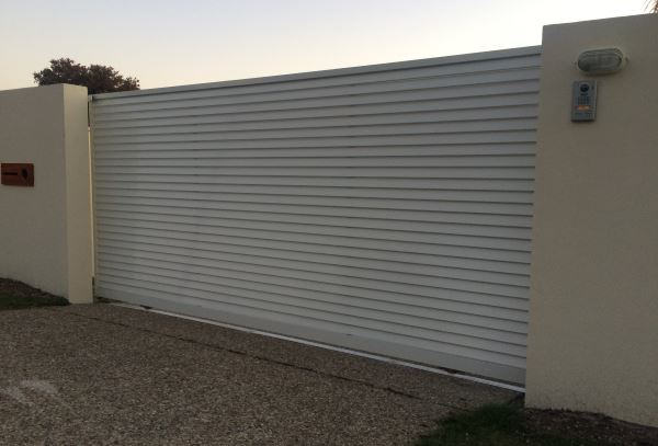 Louvered Blockout Style Aluminium Automatic Sliding Gate